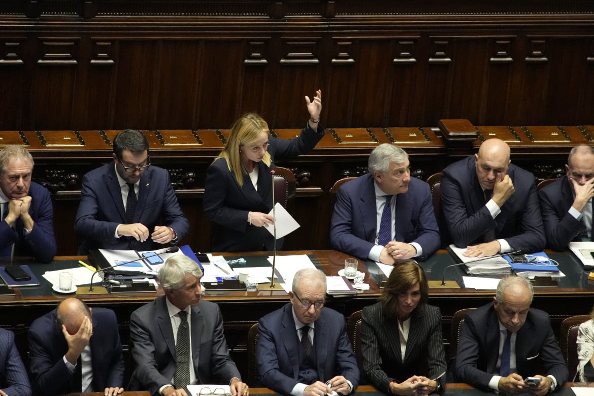 Giorgia Meloni e il suo governo durante la fiducia alla Camera, foto Ap
