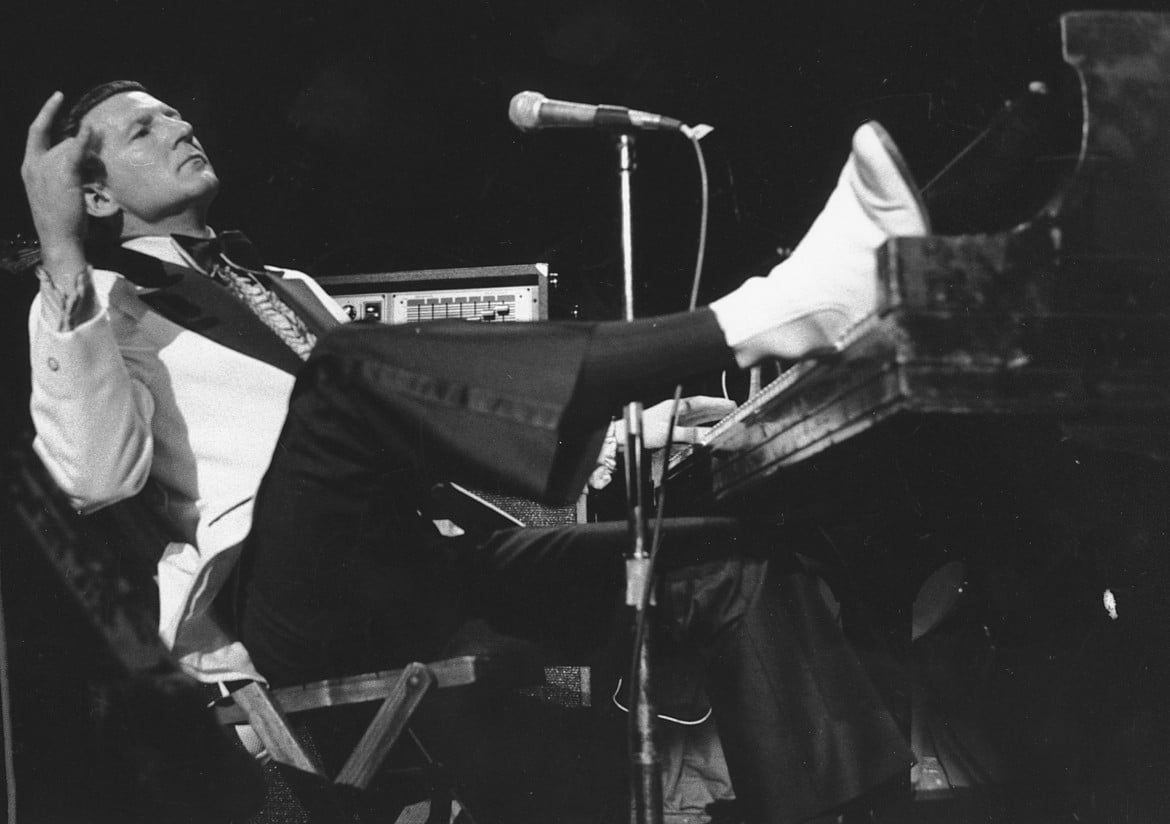 Addio a Jerry Lee Lewis «the killer», luci e ombre di un maestro rock’n’roll