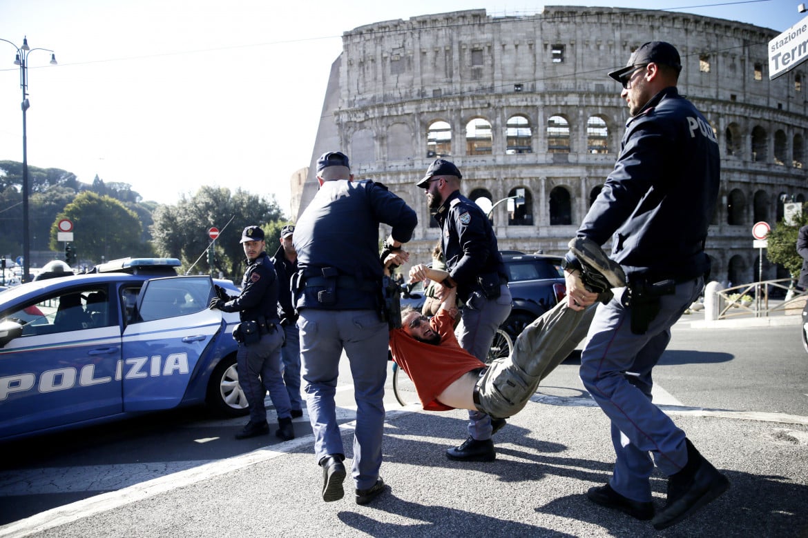 Colosseo, ecoattivisti bloccano il traffico
