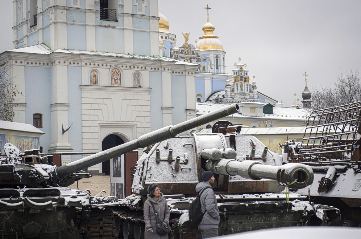 Tank e blindati russi distrutti e coperti di neve ieri nel centro di Kiev foto Ap
