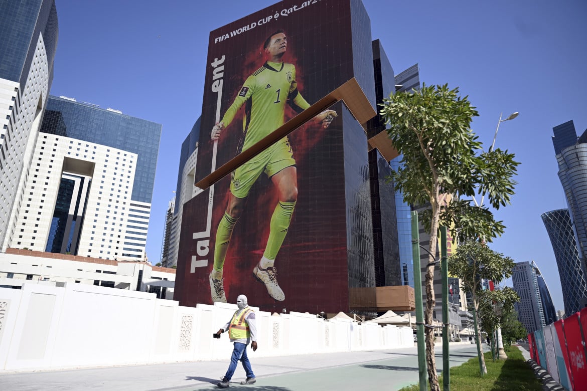 Il portiere tedesco Manuel Neuer su un edificio di Doha foto Ap
