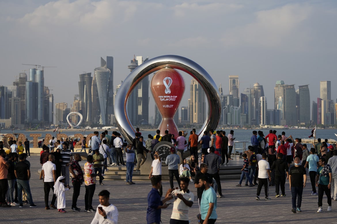 Il conto alla rovescia dall’inizio dei Mondiali di Calcio 2022 con skyline di Doha foto Ap