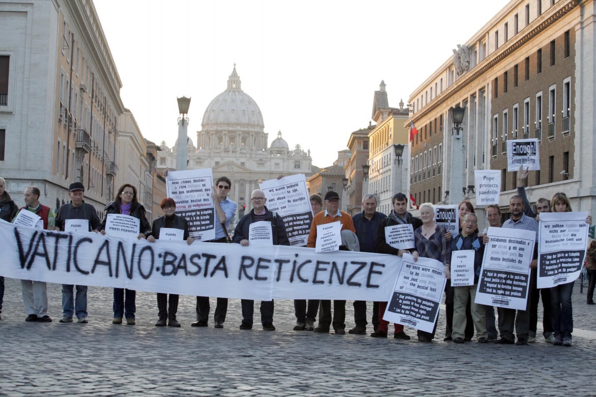 Protesta nei pressi di S. Pietro contro i preti pedofili da parte delle vittime di abusi foto LaPresse