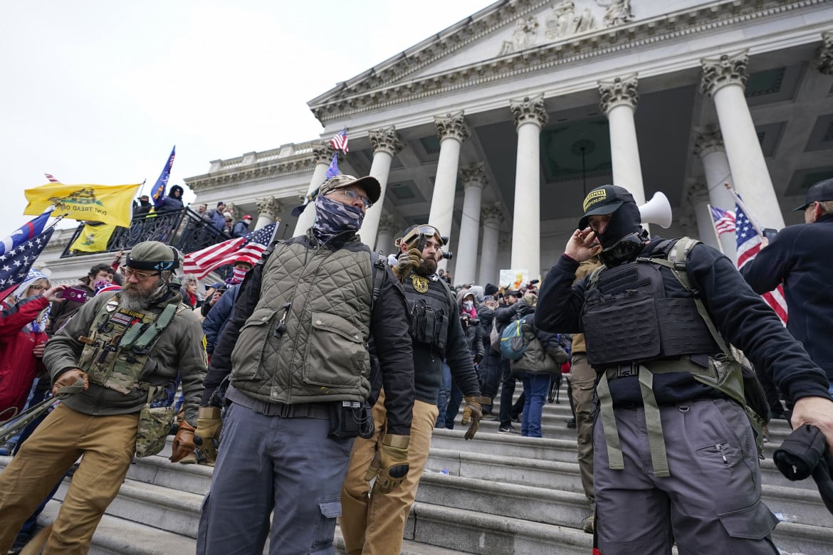 Membri degli Oath Keepers durante l'assalto a Capitol Hill del 6 gennaio 2021, foto Ap