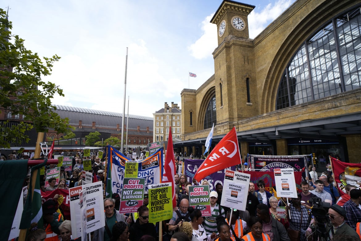 Gran Bretagna, l’onda lunghissima degli scioperi