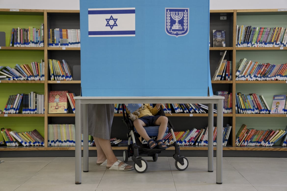 In un seggio di Tel Aviv per le elezioni parlamentari israeliane foto Ap/Oded Balilty