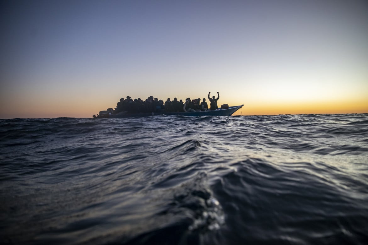 Naufragio al largo di Lampedusa, dispersi tre migranti