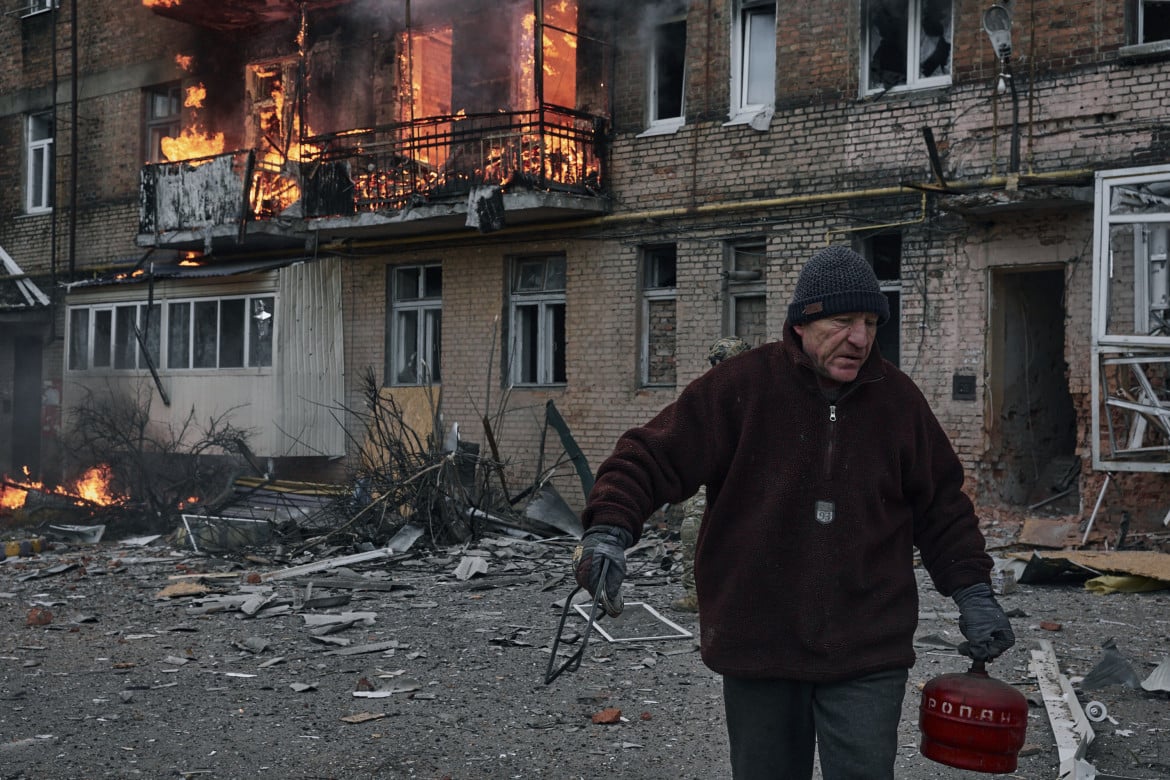 La Russia bombarda 100 centri abitati