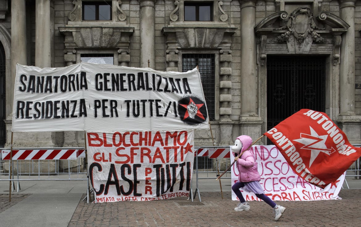 Un presidio a Milano organizzato da vari comitati per la casa, per il diritto all'abitare e il blocco degli sfratti (Ansa).