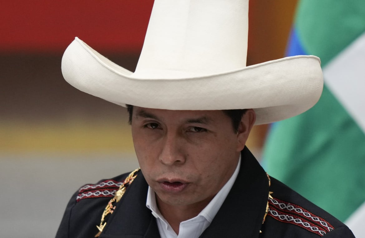 Perù, il presidente Pedro Castillo destituito e arrestato