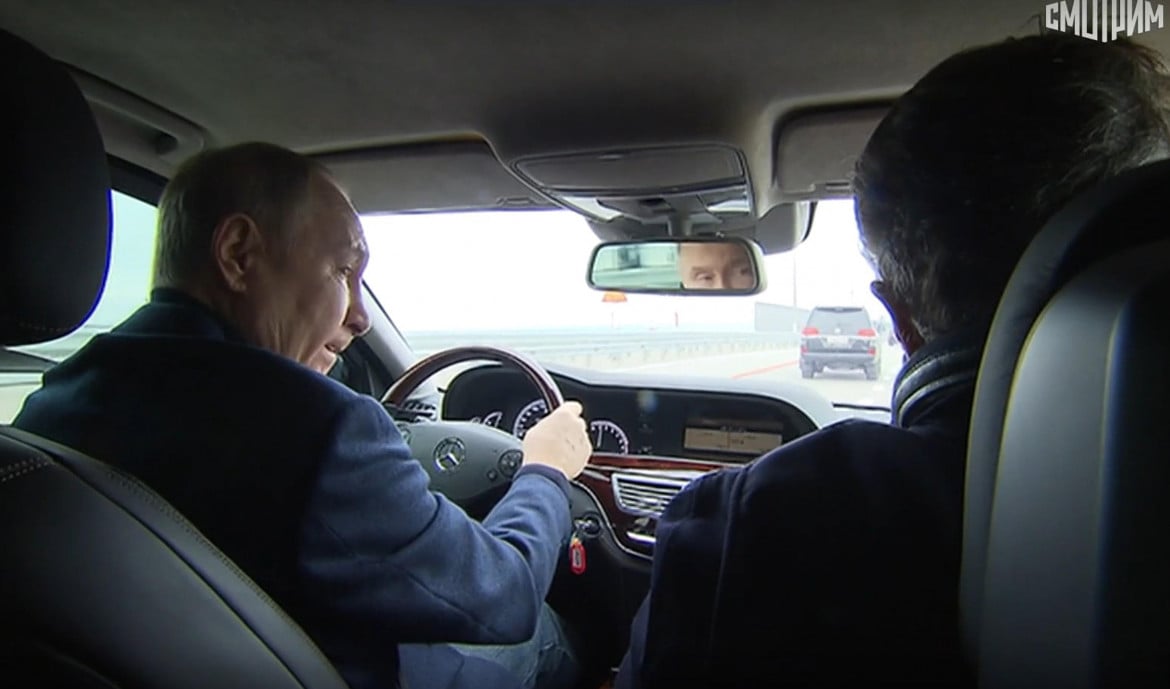 Putin guida un’auto sul ponte di Crimea