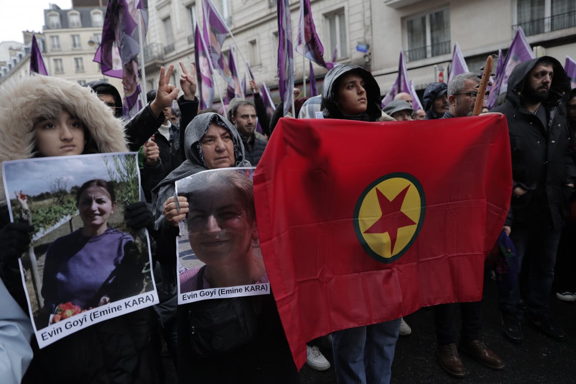 «Ci vendicheremo con la rivoluzione». La marcia curda risveglia Parigi