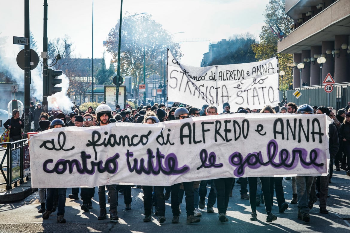 Torino, manifestazione di anarchici in solidarietà a Cospito foto Ansa