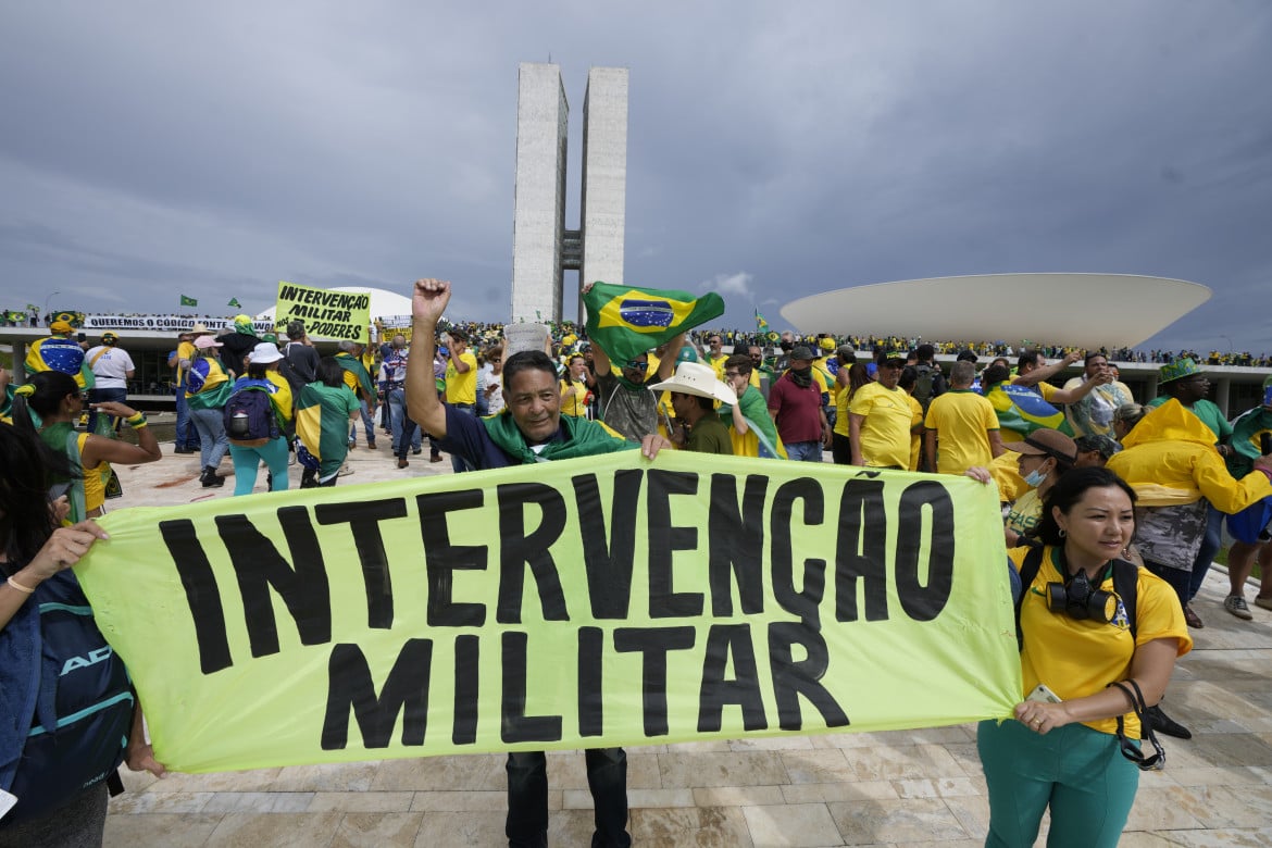 A Brasilia il selfie del ladro mentre ruba: «È l’arroganza dell’impunità»