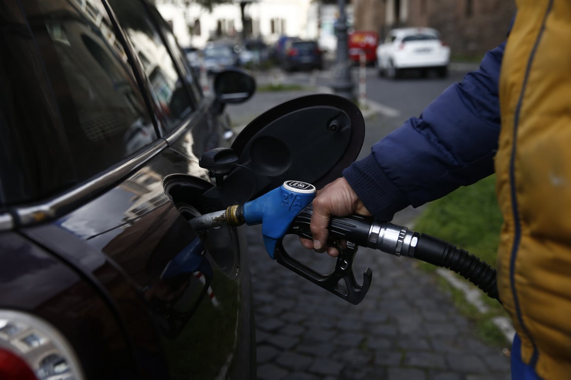 Benzina alle stelle, ora Salvini promette: interventi sui prezzi