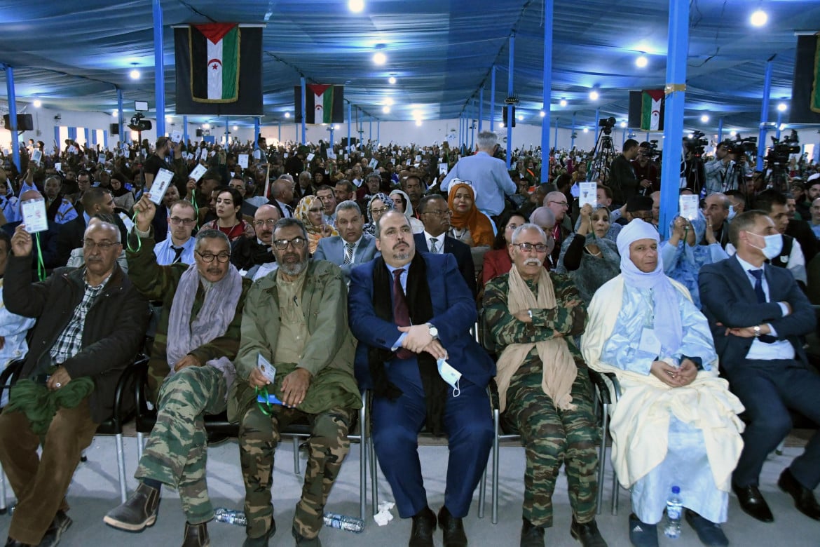 Brahim Ghali (il terzo da destra) al congresso del Polisario foto Epa