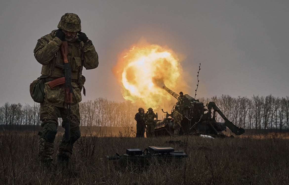 Soldati ucraini fanno fuoco vicino a Bakhmut foto Ap