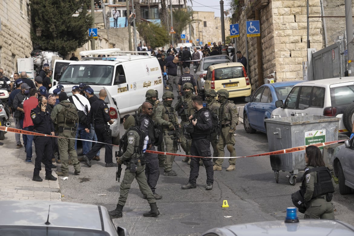 Ragazzino ferisce due israeliani a Silwan. L’esercito invia rinforzi in Cisgiordania