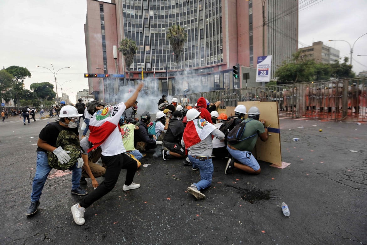 La rabbia del Perù, un morto a Lima. Boluarte cambia rotta