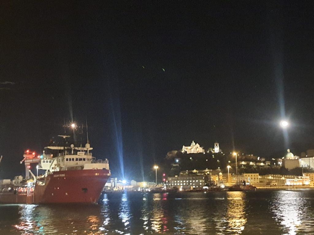 Migranti, la Ocean Viking è arrivata ad Ancona