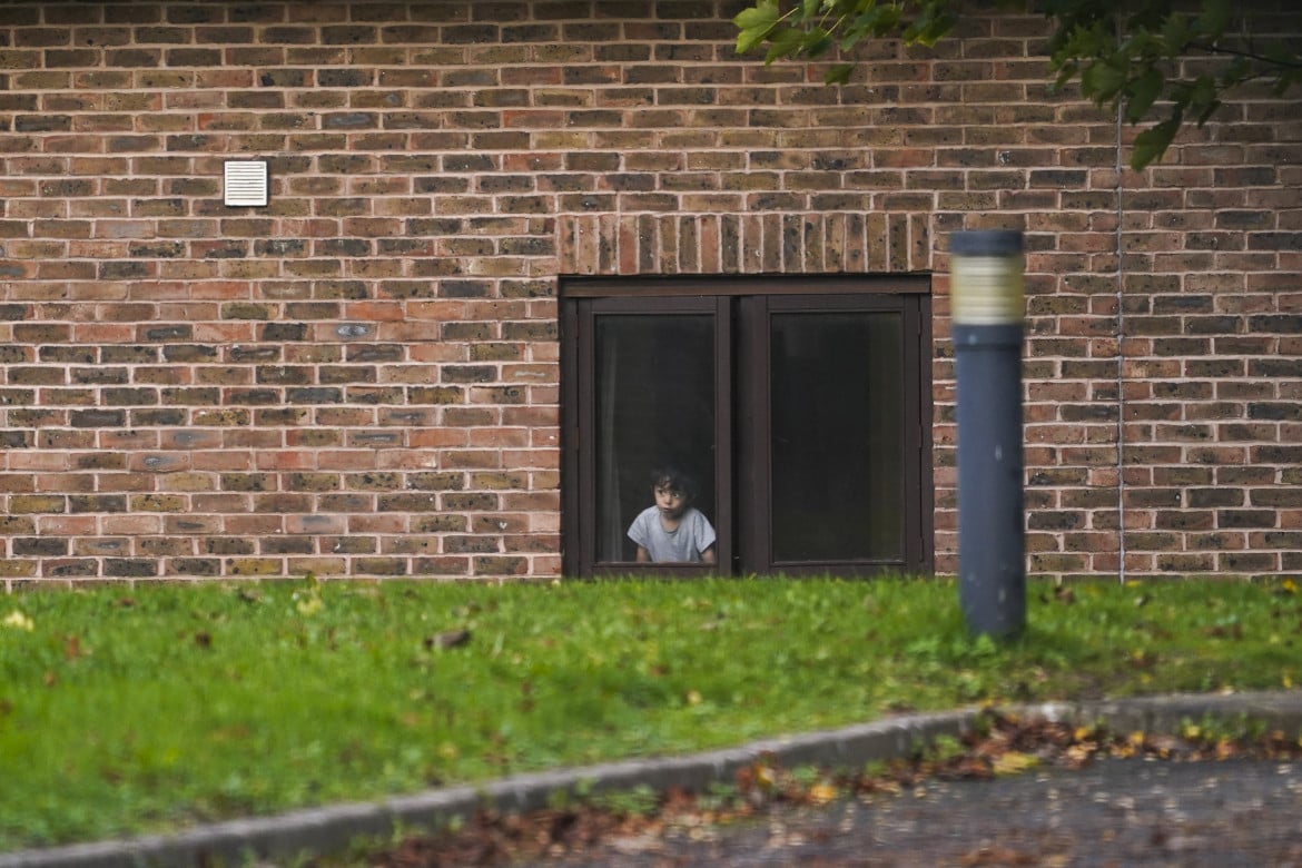 Un bambino in un centro per immigrati del Kent, foto Alberto Pezzali /Ap