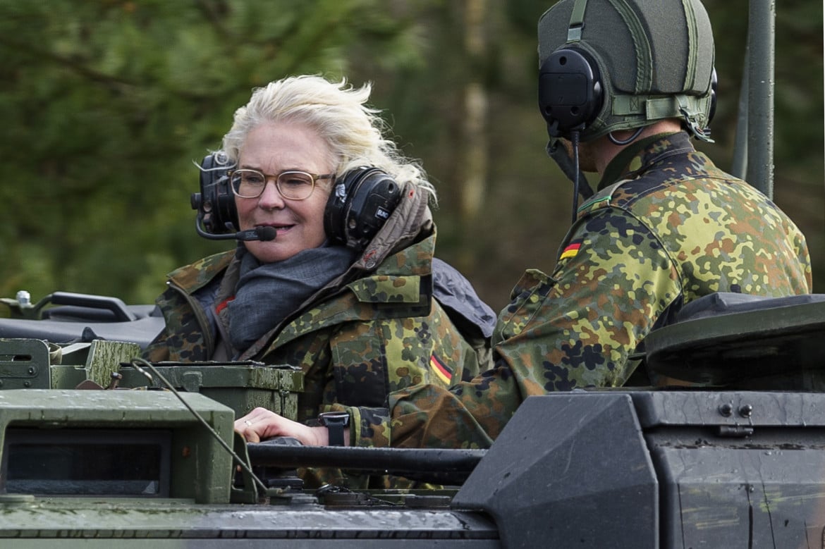 Cade la ministra «pacifista» della Difesa tedesca