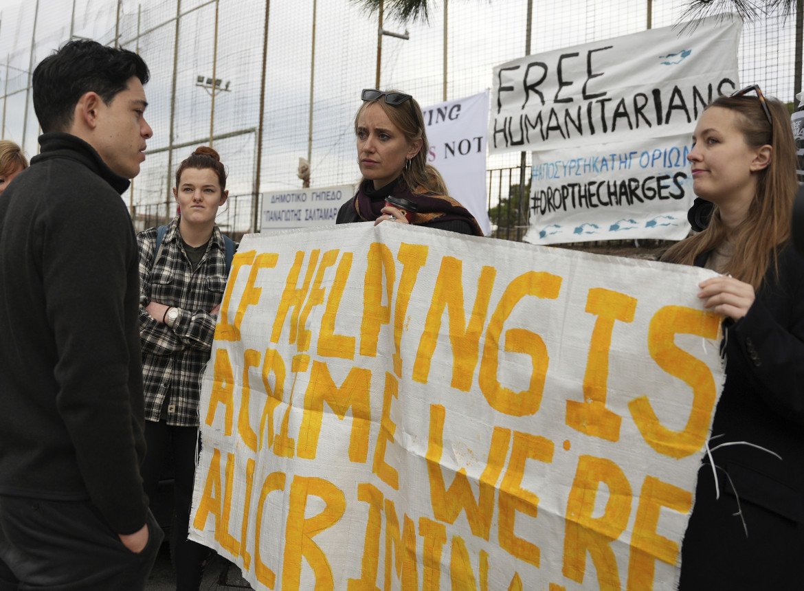 A Lesbo crolla il processo contro gli attivisti pro-migranti: falle nella procedura