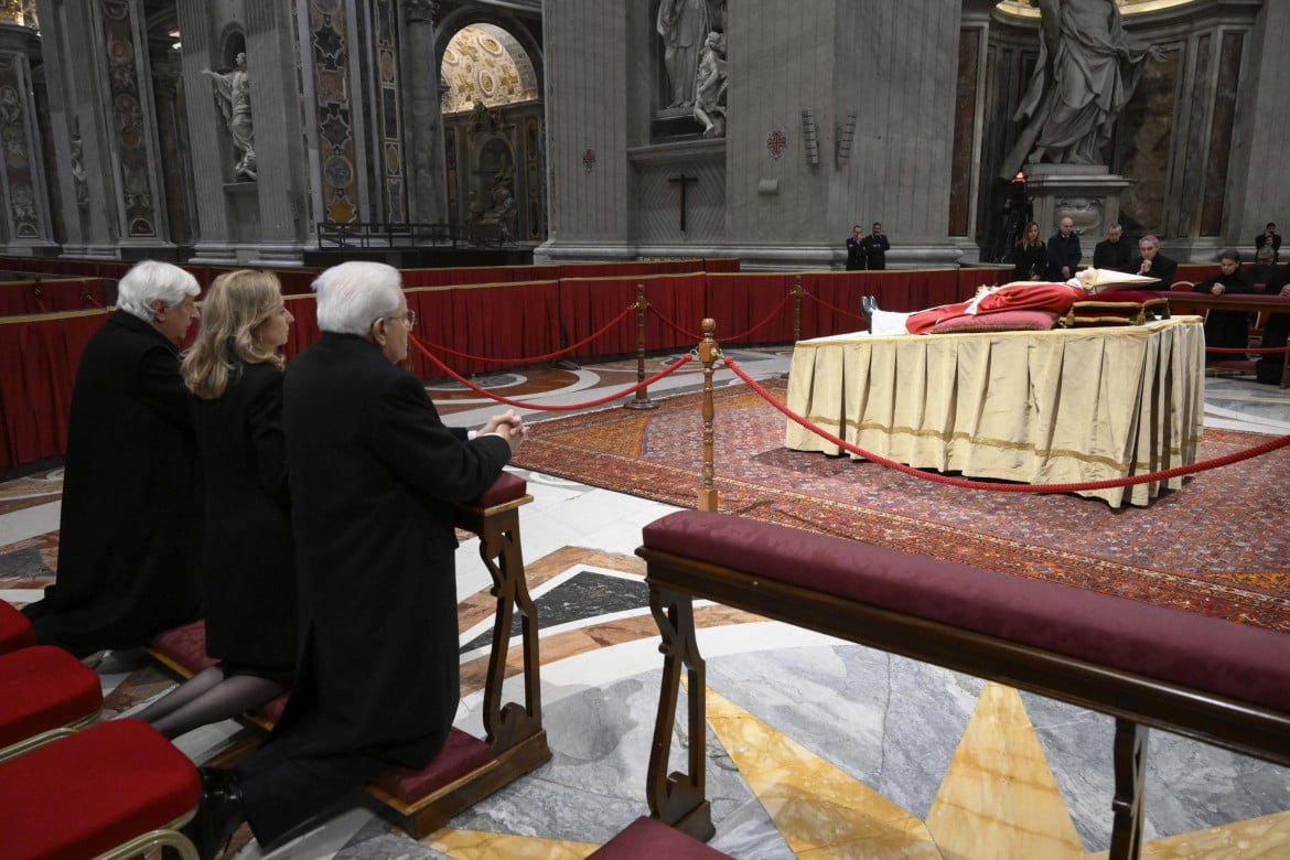 Due papi e un funerale, al via l’addio a Ratzinger