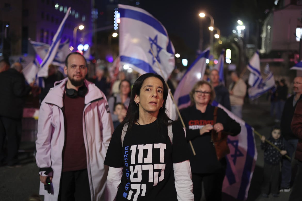 Tel Aviv, la terza manifestazione contro il governo di ultradestra di Netanyahu foto Ap/ Ilia Yefimovich