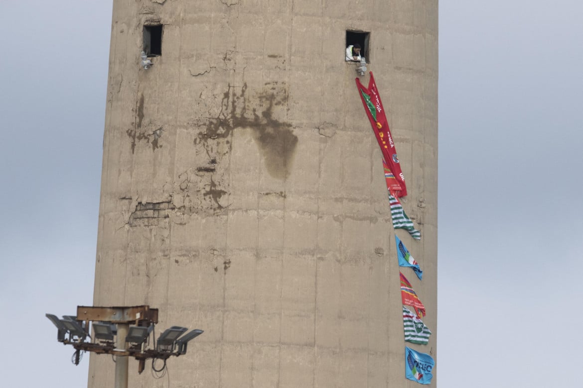 Quattro lavoratori della Portovesme srl asserragliati sulla ciminiera dell'impianto a 100 metri di altezza durante una protesta, foto Ansa
