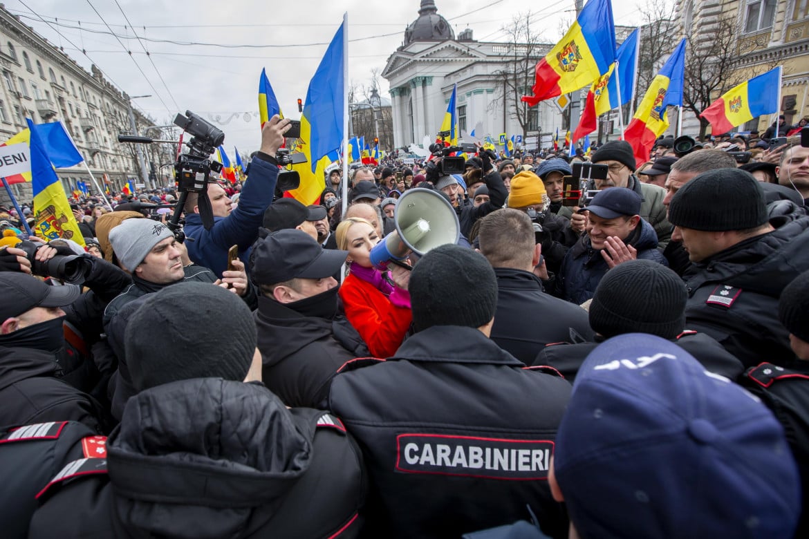 Corteo filorusso contro il parlamento in Moldavia, decine di fermi