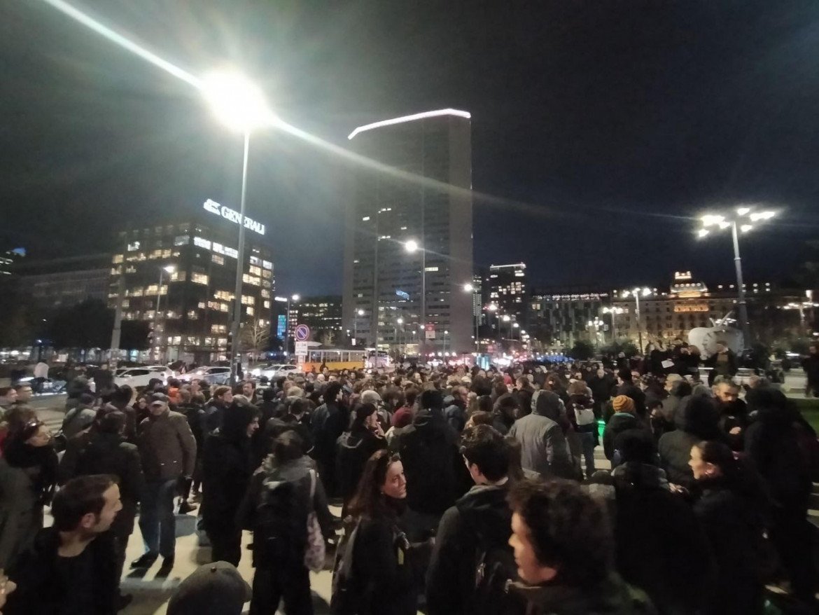 Milano si scalda, fumogeni e slogan. Oggi appuntamento davanti a Opera