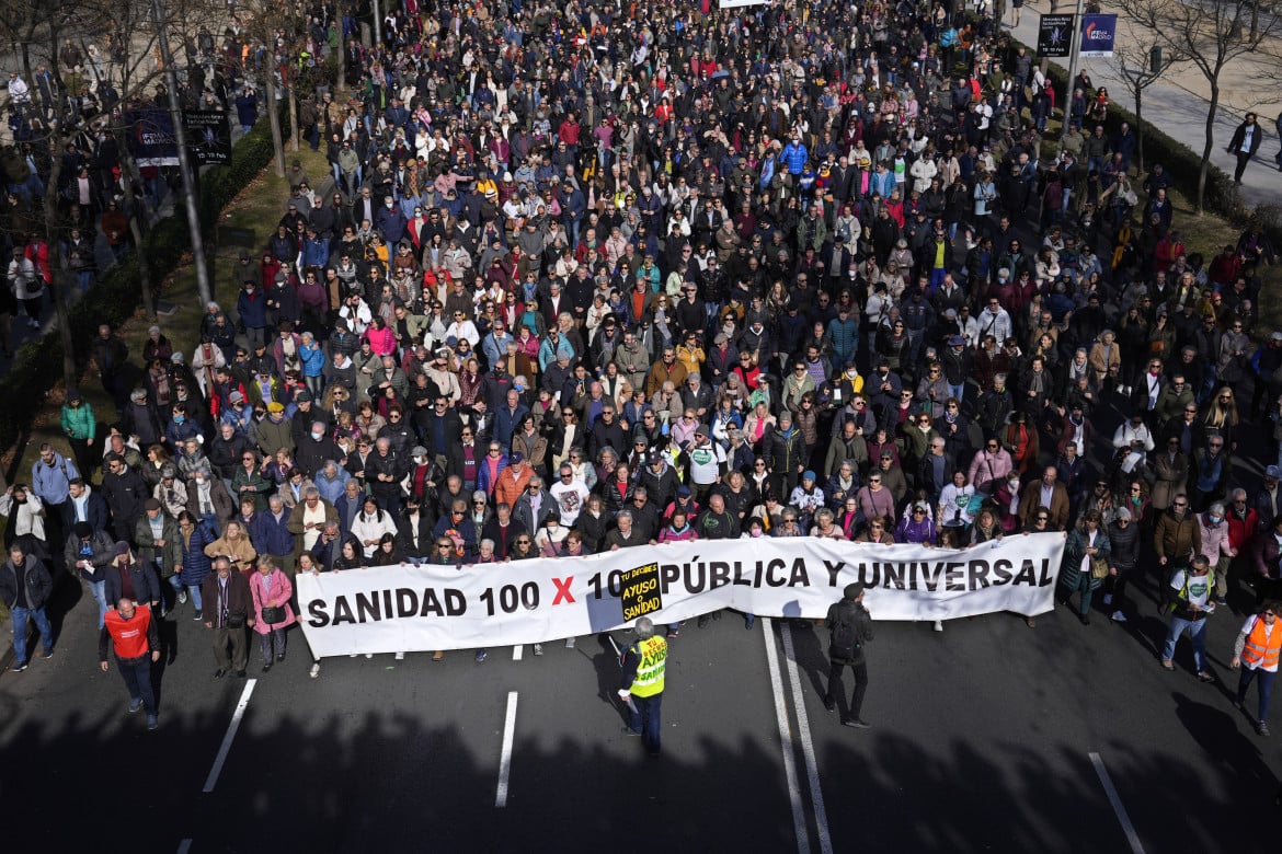 In difesa della sanità pubblica, a Madrid una marea attacca il governo di destra