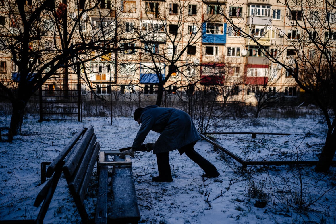 Buio, fame e freddo. Vita «primordiale» nel Donbass assediato