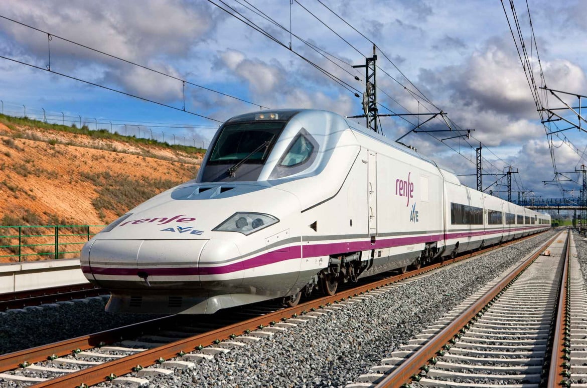 Scandalo ferroviario in Spagna, i nuovi treni non passano sotto le gallerie