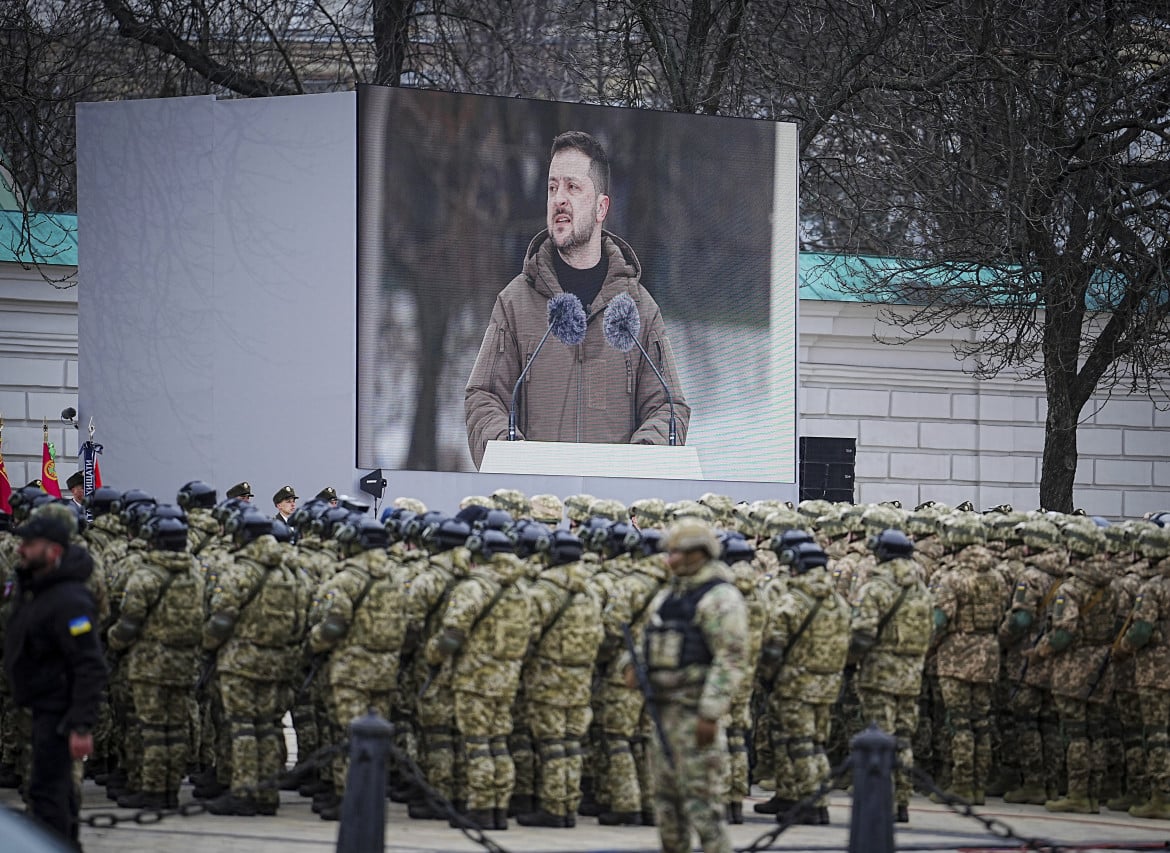 Zelensky ringrazia «gli eroi di Kiev», il Donbass sanguina