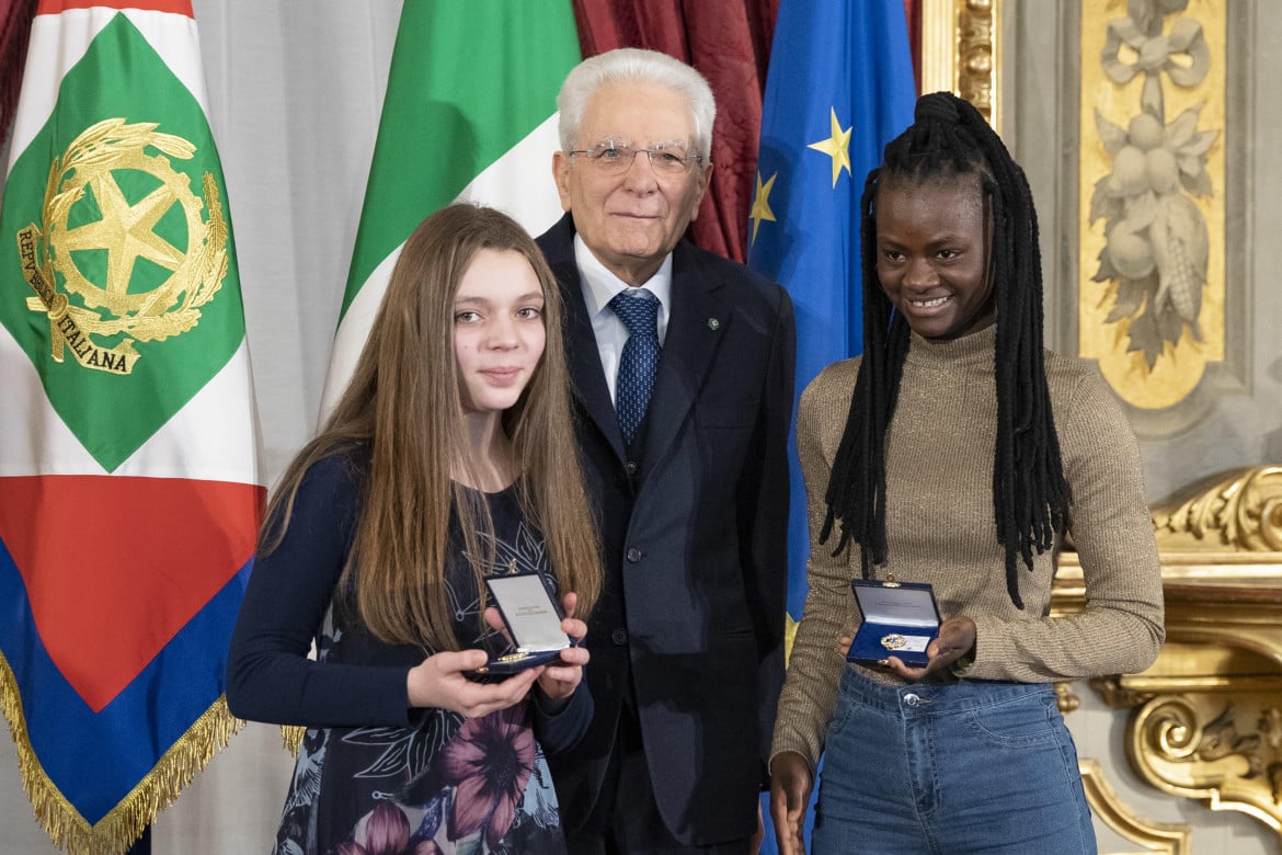Il presidente della Repubblica Sergio Mattarella alla premiazione delle nuove Alfiere della Repubblica al Quirinale - foto Ansa
