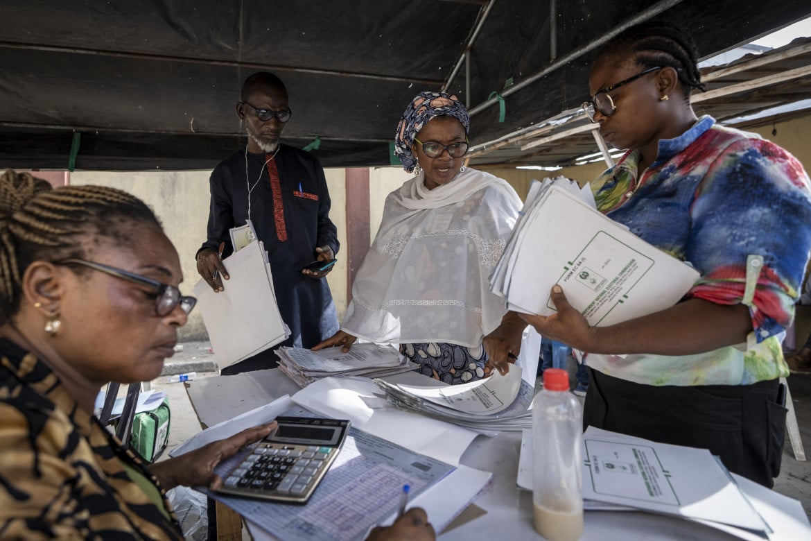 In Nigeria un voto tra ritardi, intimidazioni e armi. Tinubu in testa, l’opposizione protesta
