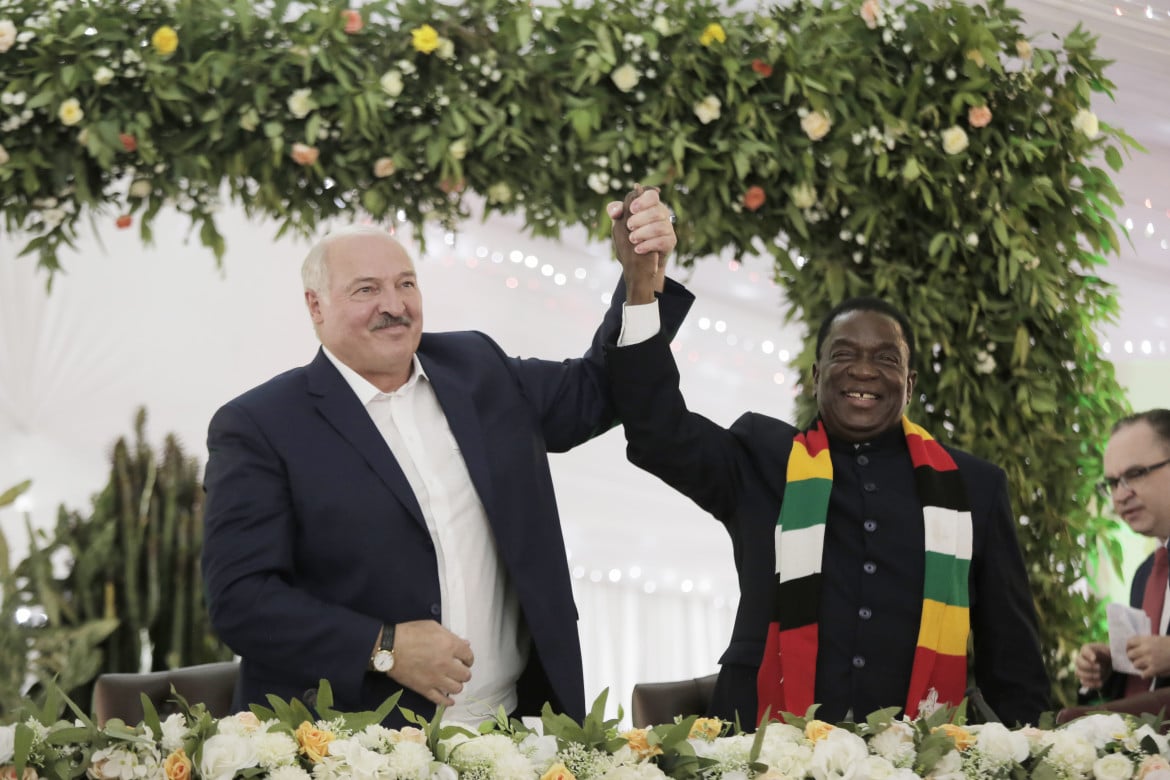 Lukashenko d’Africa, trattori e “pacchetto” difesa verso lo Zimbabwe