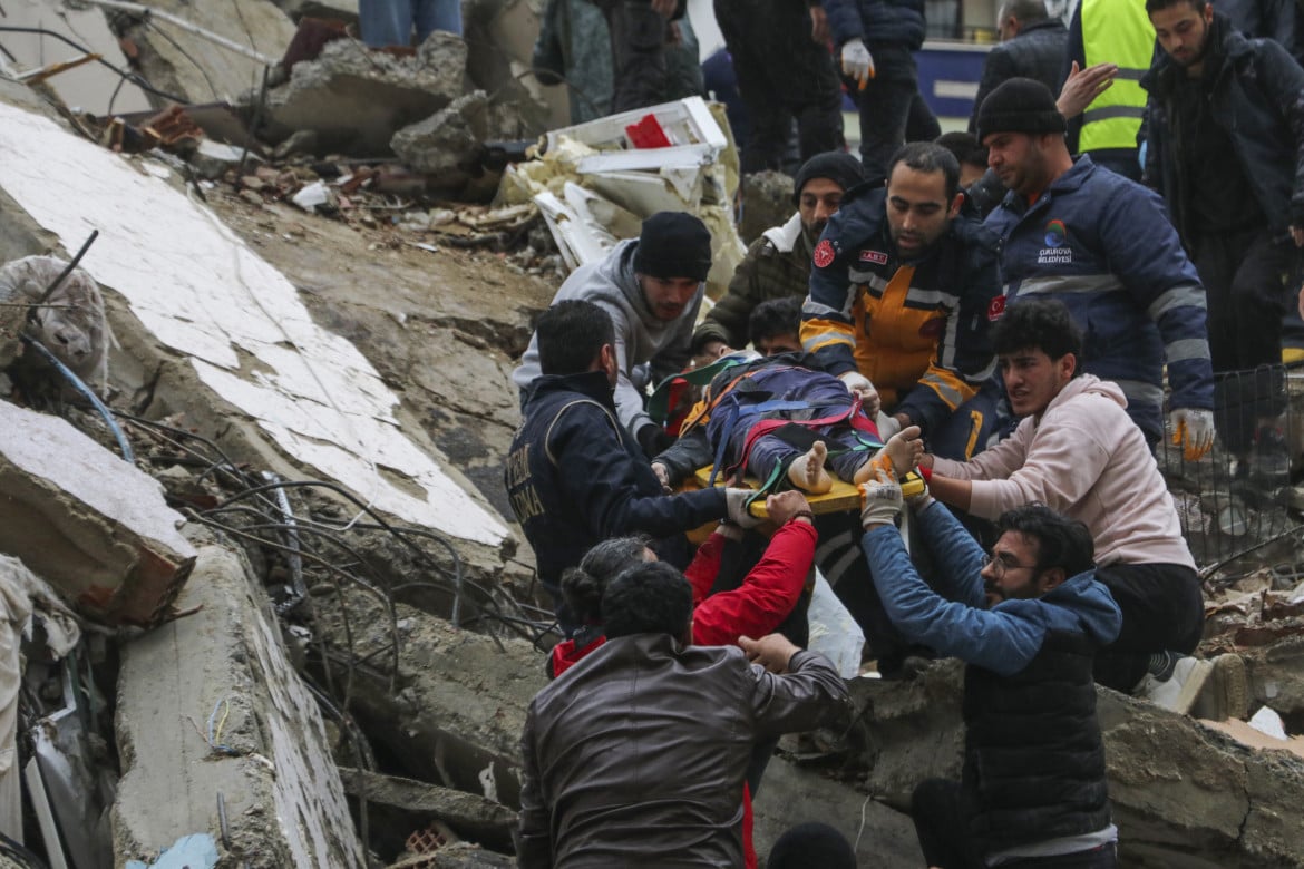 Terremoto tra Turchia e Siria, centinaia di morti e migliaia di feriti