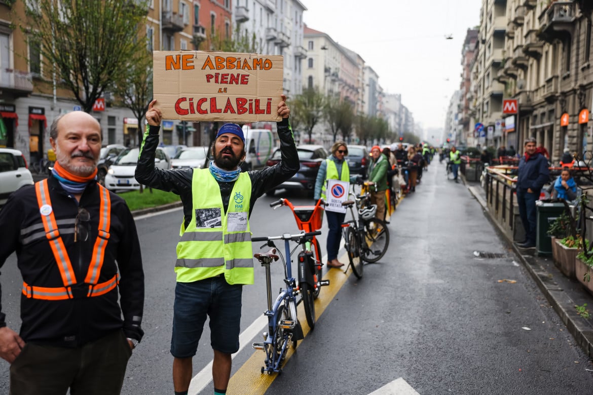 Milano, ciclista ucciso da un camion. E’ il terzo in tre mesi