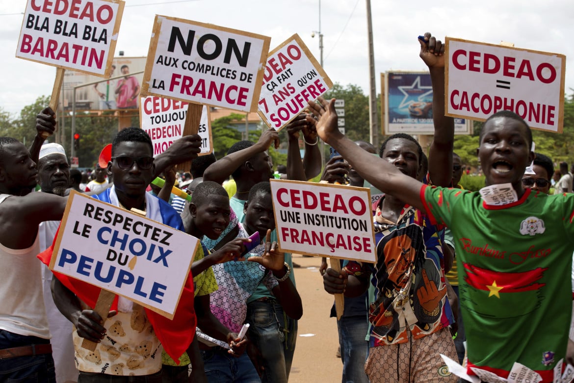 Macron all’Africa: «Ridurremo le truppe, ma non è un ritiro»