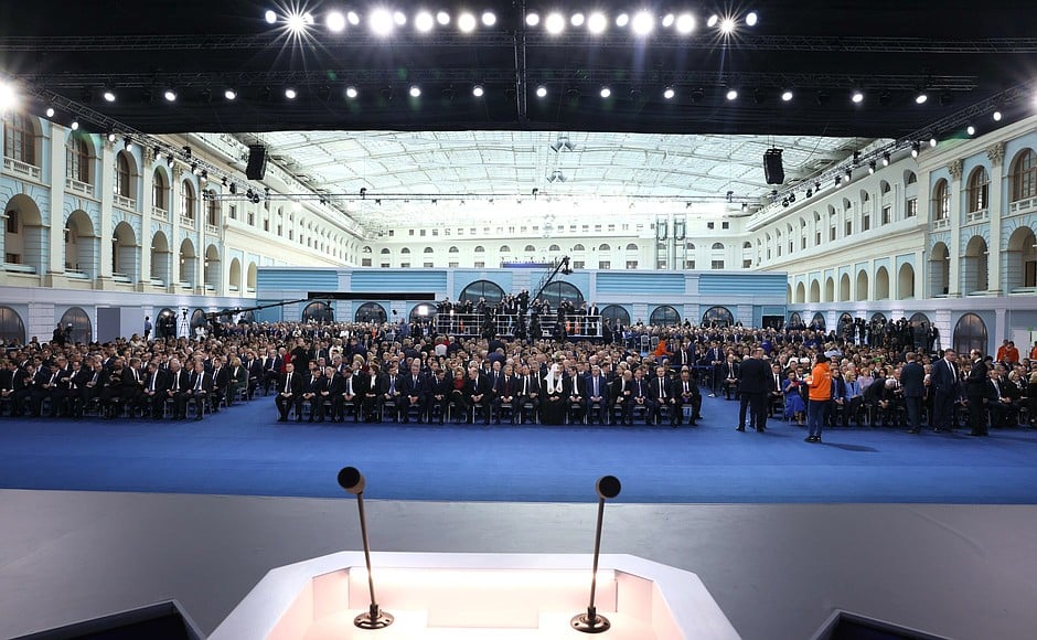 Foto della platea del discorso di Putin a un anno dall'invasione del Cremlino
