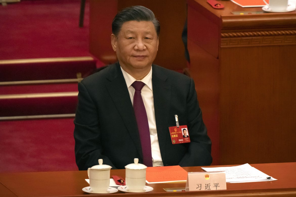 Xi alla terza: i fedelissimi gli regalano la storia