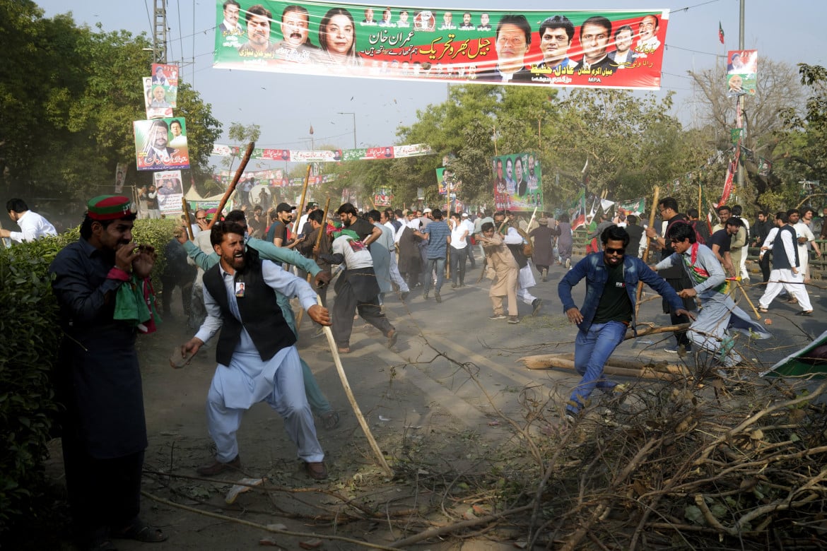 Battaglia a Lahore per impedire l’arresto di Imran Khan