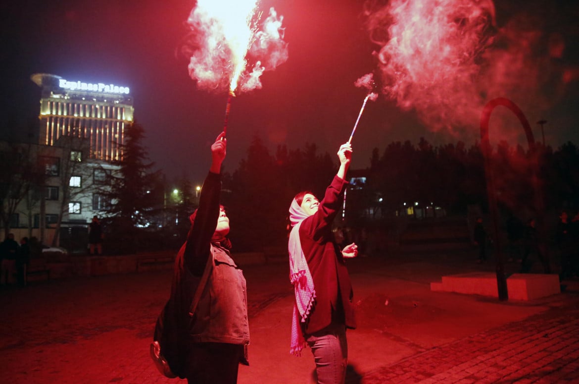 La rivolta si riaccende ballando intorno ai fuochi dell’Iran