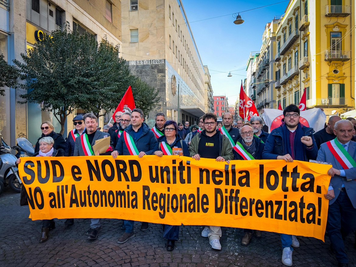 La manifestazione dei sindaci a Napoli: «Il ddl Calderoli va ritirato»