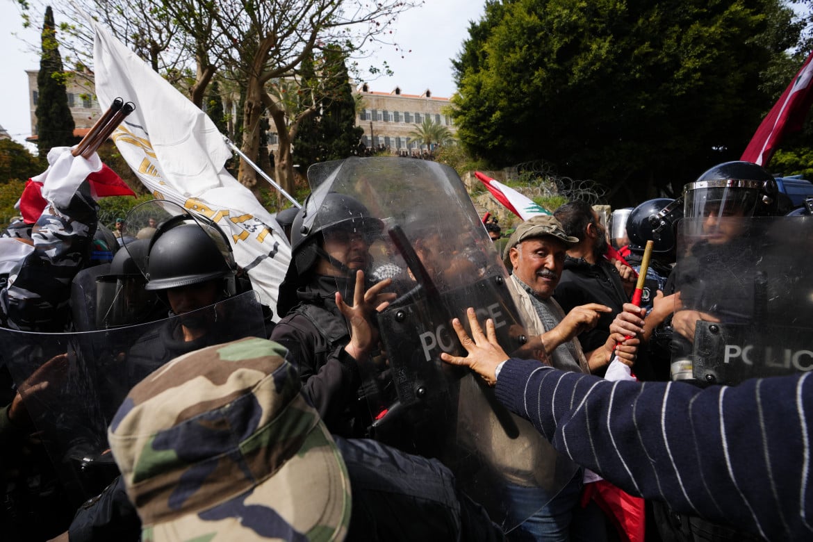 Crisi insostenibile, il Libano porta la rabbia in piazza