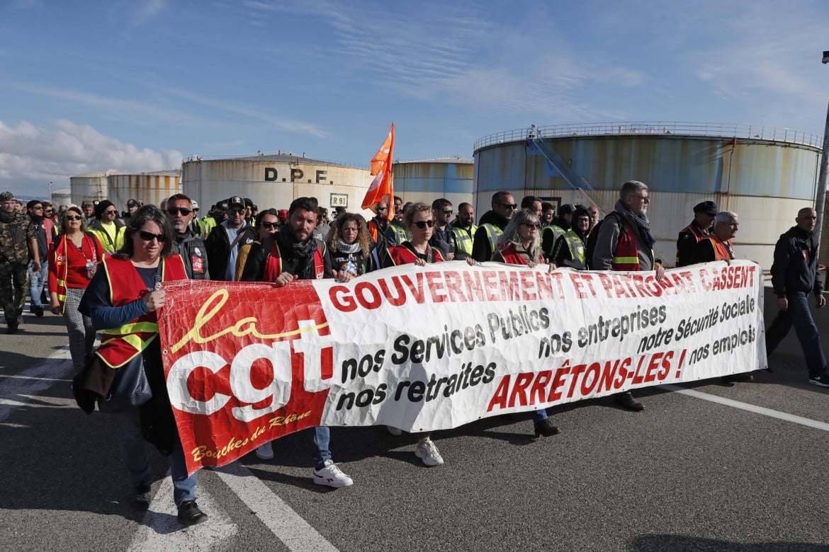 Francia, precettate le raffinerie in sciopero