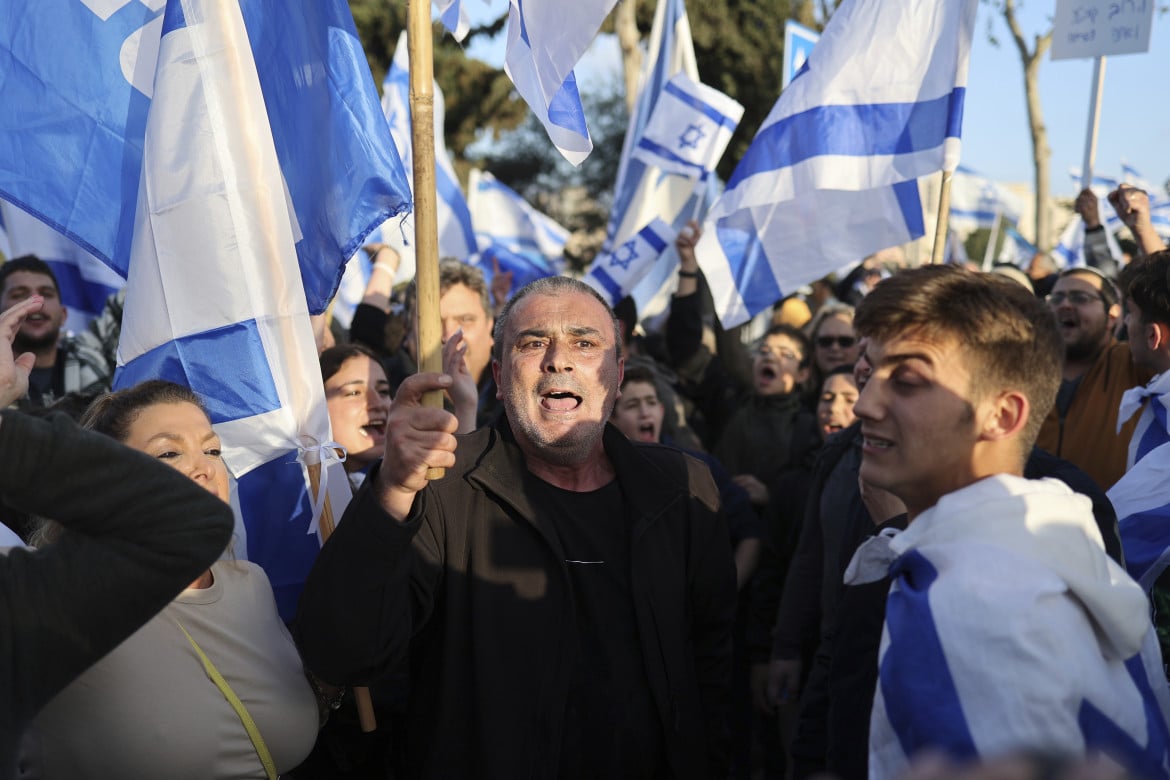 Partono i colloqui ma non cessa la protesta contro Netanyahu